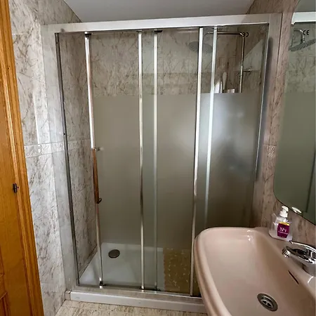 Amplio Y Comodo En Con Pistas De Tenis