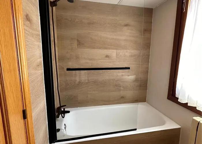 펜션 Amplio Y Comodo En Con Pistas De Tenis 사라고사